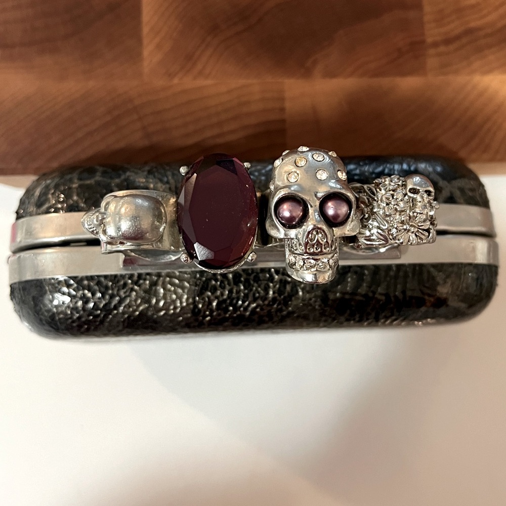 Very cool clutch with skull rings